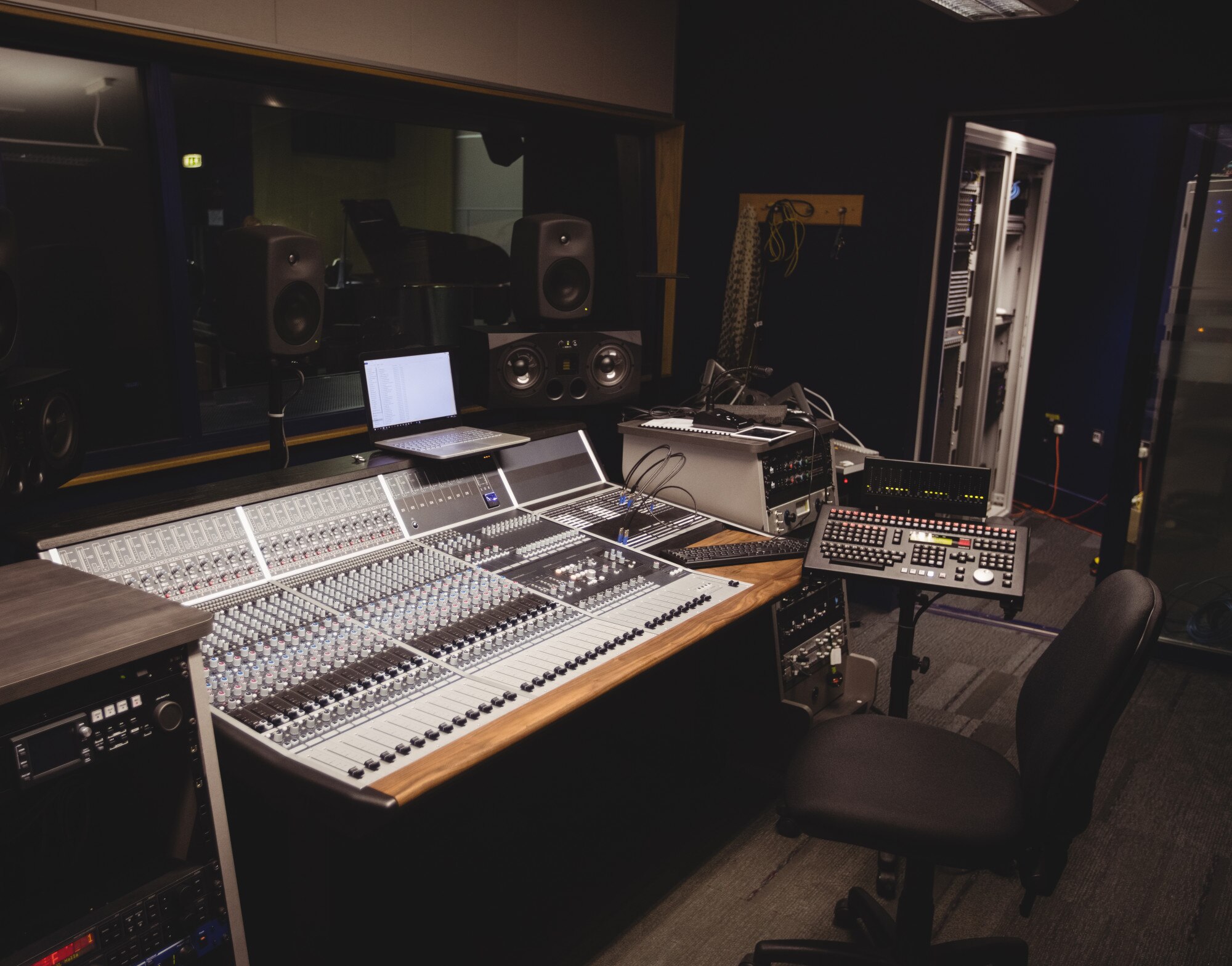 sound-mixer-studio_107420-64845